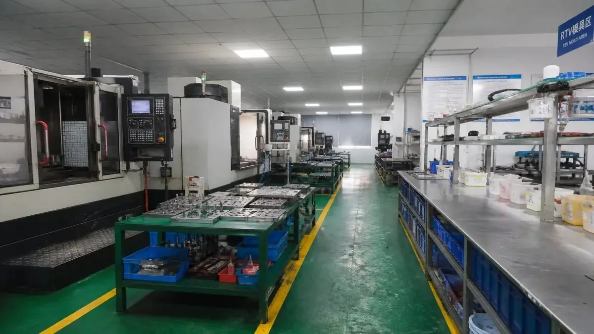 伟业达数控加工设备与钢模型腔加工现场
