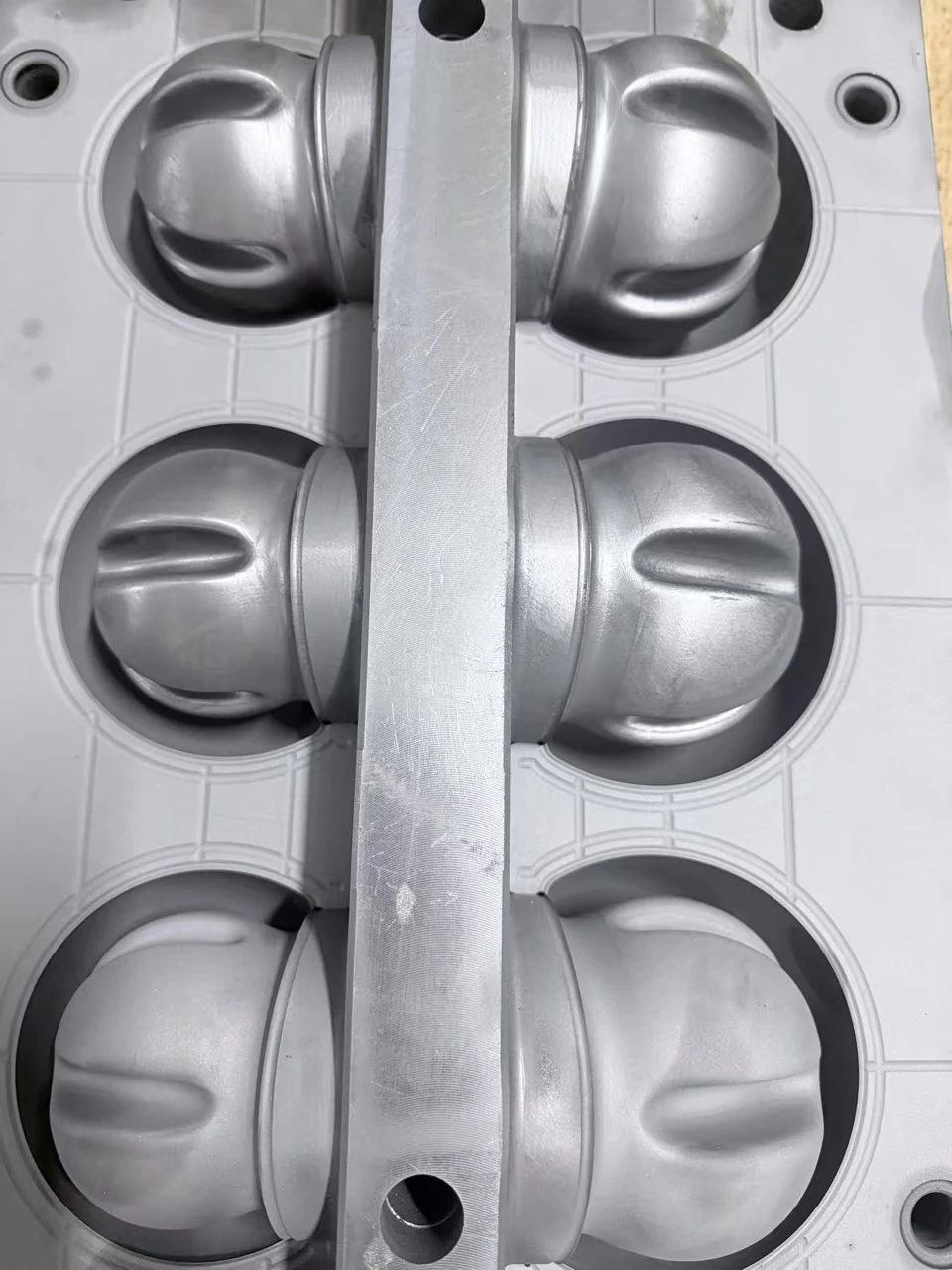 伟业达多穴模具型腔实拍